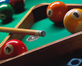 Играйте в бильярд со скидкой 50%