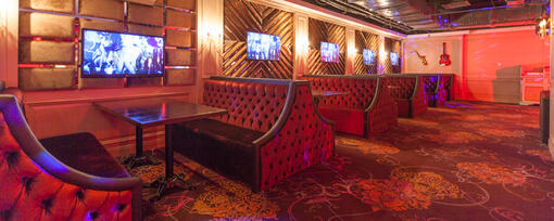 Транссексуал өз мүшесін сорады.