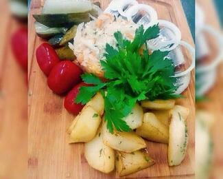 Beerloga Pub: ассорти шашлыков, свежее янтарное и русская закуска