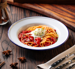 Спагетти с томатами и сыром страчателла