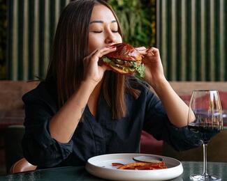 За нежным бургером в Dragonfly Izakaya ​​